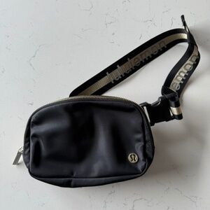 Lululemon Everywhere Belt Bag 1L | wordmark • black/gold